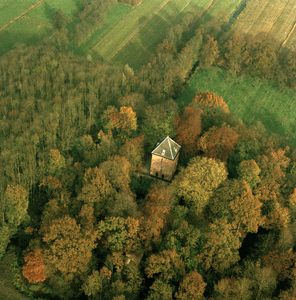 854351 Luchtfoto van de woontoren van het kasteel Weerdesteyn (Weerdesteijnselaan 1) te Langbroek.N.B. De gemeente ...